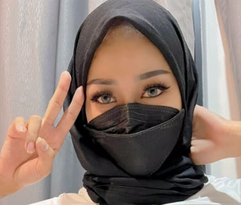 Sya Khalifah ☪️ wearing a hijab